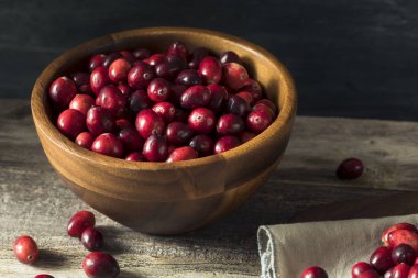 Çiğ kırmızı organik kızılcık