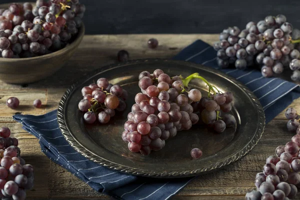 Çiğ mor organik kırmızı şarap üzüm