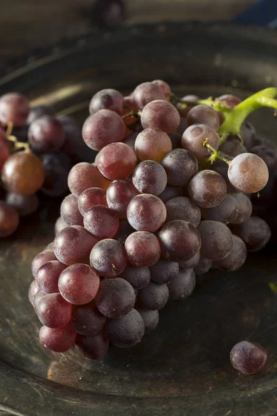 Çiğ mor organik kırmızı şarap üzüm