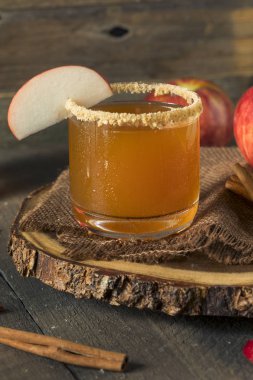 Ev yapımı rustik Apple Cider pasta kokteyl