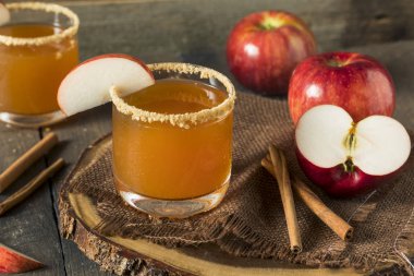 Ev yapımı rustik Apple Cider pasta kokteyl