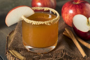 Ev yapımı rustik Apple Cider pasta kokteyl