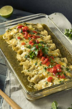 Ev yapımı yeşil tavuk Enchiladas