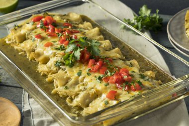 Ev yapımı yeşil tavuk Enchiladas