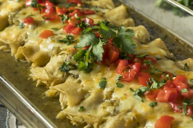 Ev yapımı yeşil tavuk Enchiladas