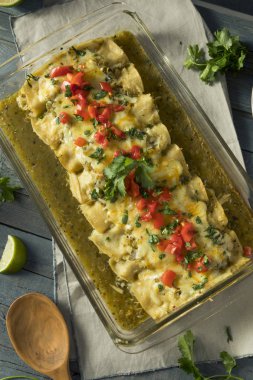 Ev yapımı yeşil tavuk Enchiladas