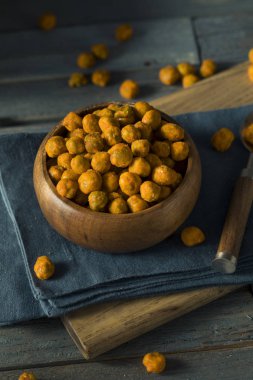 Ev yapımı baharatlı Sriracha bezelye