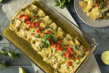 Ev yapımı yeşil tavuk Enchiladas