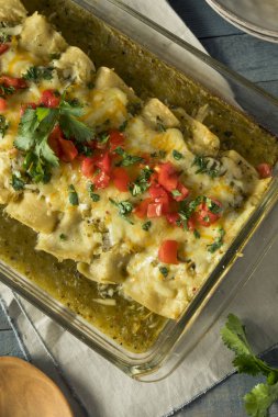 Ev yapımı yeşil tavuk Enchiladas