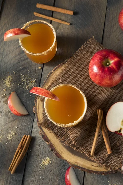Hausgemachter rustikaler Apfelkuchen-Cocktail — Stockfoto