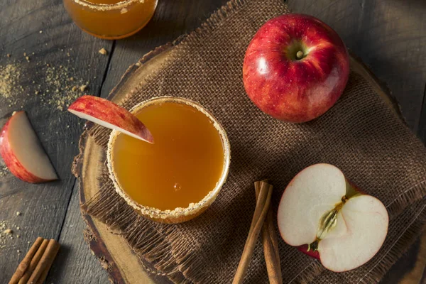 Домашний сельский коктейль из яблочного сидра — стоковое фото