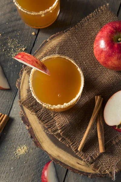 Ev yapımı rustik Apple Cider pasta kokteyl