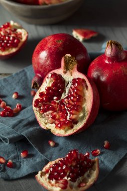 Çiğ kırmızı organik nar