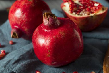 Çiğ kırmızı organik nar