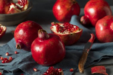 Çiğ kırmızı organik nar