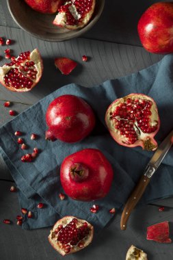 Çiğ kırmızı organik nar