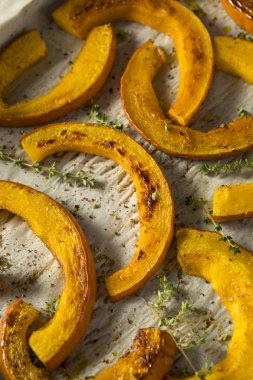 Tatlı ev yapımı kavrulmuş kabak dilimleri