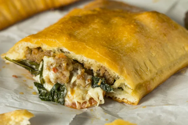 Hausgemachte Wurst Pizza Tasche Calzone — Stockfoto