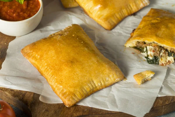 Saucisse maison Pizza Pocket Calzone — Photo