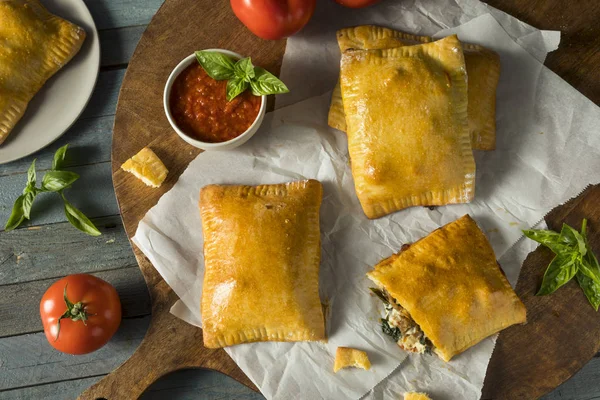 Salsiccia fatta in casa Pizza Pocket Calzone — Foto Stock