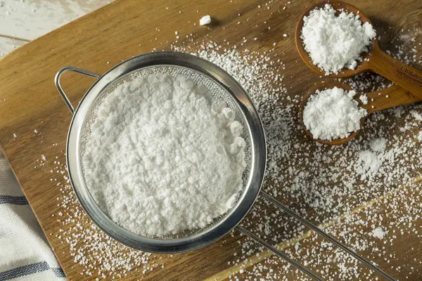 Кондитеры-сладкоежки подсыпали сахар — стоковое фото