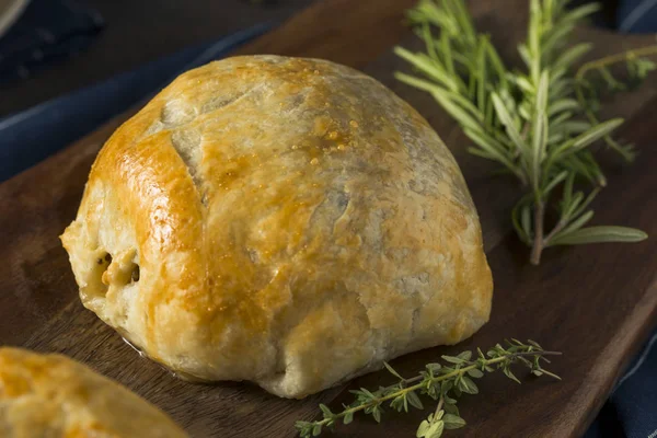 Hausgemachte Gourmet individuelle Rindfleisch wellington — Stockfoto