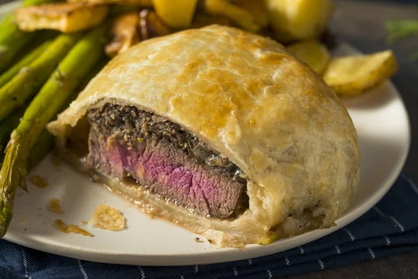 Fatto in casa Gourmet individuale Carne di manzo Wellington — Foto Stock