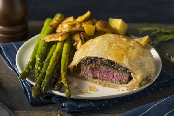 Hausgemachte Gourmet individuelle Rindfleisch wellington — Stockfoto