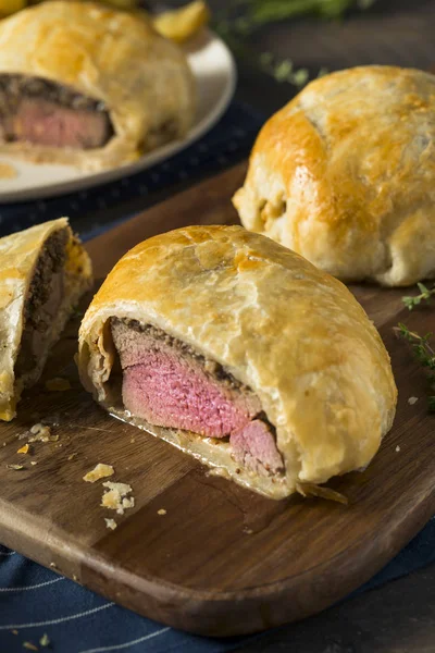 Hausgemachte Gourmet individuelle Rindfleisch wellington — Stockfoto