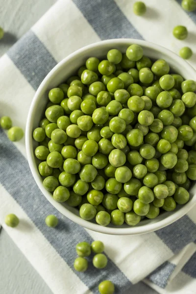 Rohe grüne Bio-Erbsen — Stockfoto