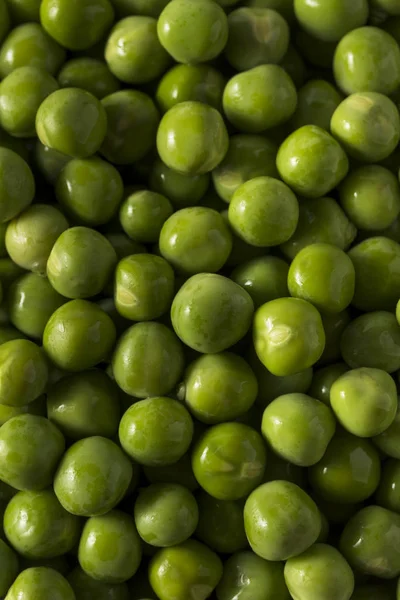 Ervilhas inglesas orgânicas verdes cruas — Fotografia de Stock