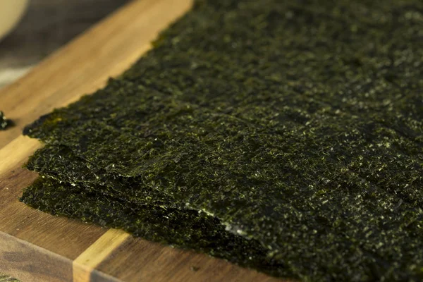 Organik yeşil kuru kavrulmuş deniz yosunu sayfaları