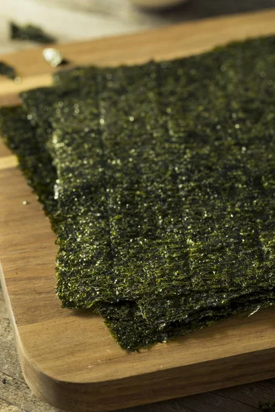 Organik yeşil kuru kavrulmuş deniz yosunu sayfaları