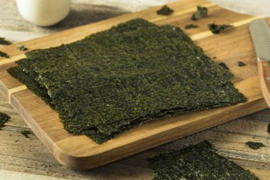 Organik yeşil kuru kavrulmuş deniz yosunu sayfaları
