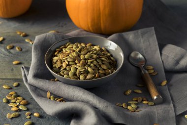 Organik baharatlı ev yapımı kabak çekirdeği