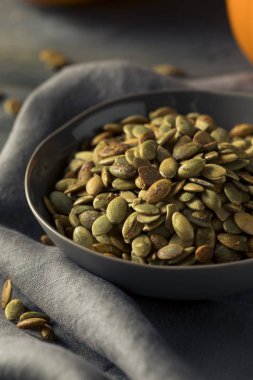 Organik baharatlı ev yapımı kabak çekirdeği