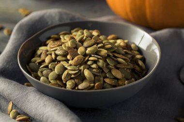 Organik baharatlı ev yapımı kabak çekirdeği