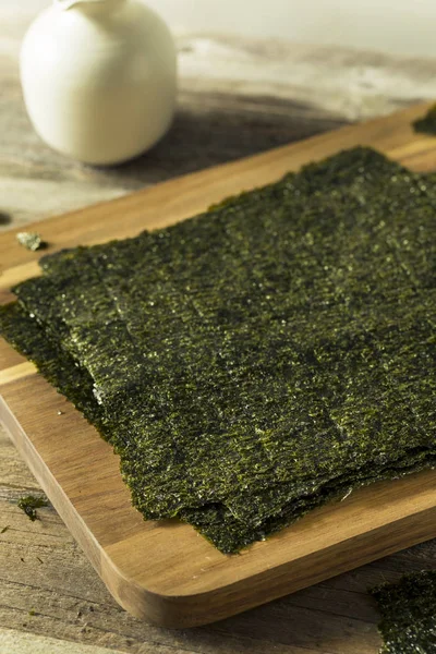 Organik yeşil kuru kavrulmuş deniz yosunu sayfaları