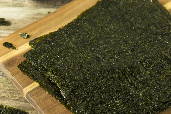 Organik yeşil kuru kavrulmuş deniz yosunu sayfaları