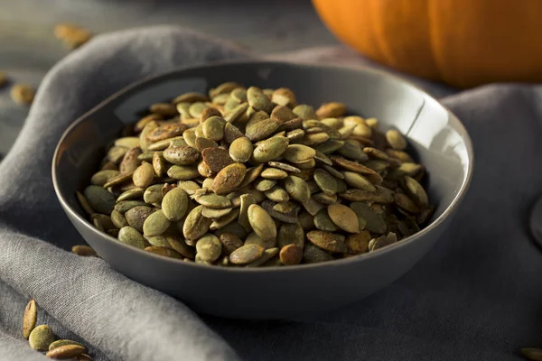 Organik baharatlı ev yapımı kabak çekirdeği