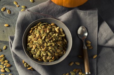 Organik baharatlı ev yapımı kabak çekirdeği