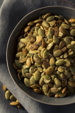 Organik baharatlı ev yapımı kabak çekirdeği