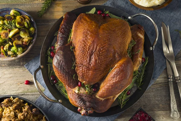 Biologische huisgemaakte gerookte kalkoen diner voor Thanksgiving — Stockfoto