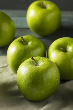 Ham yeşil organik Granny Smith elma
