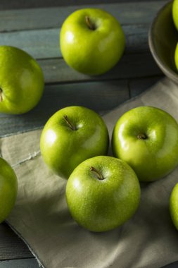 Ham yeşil organik Granny Smith elma