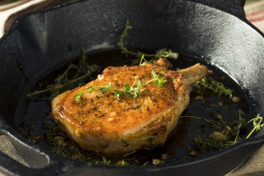 Domuz pirzolası ev yapımı kavrulmuş kemik