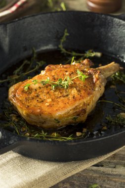 Domuz pirzolası ev yapımı kavrulmuş kemik