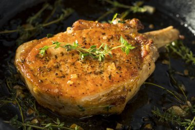 Domuz pirzolası ev yapımı kavrulmuş kemik