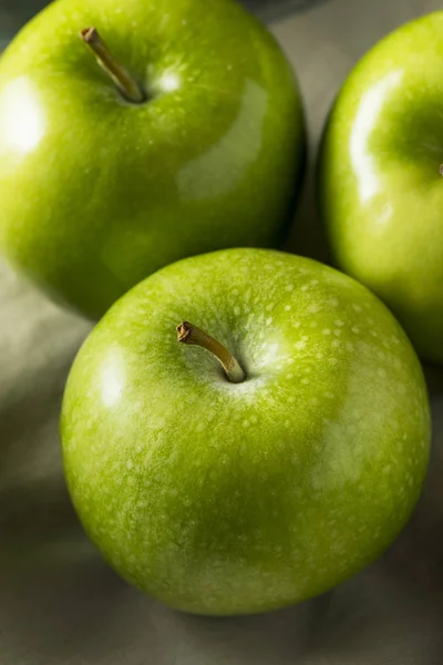 Raw Green Organic Granny Smith maçãs — Fotografia de Stock