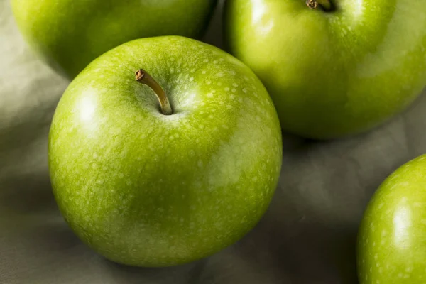 Verde crudo Orgánica Granny Smith manzanas — Foto de Stock